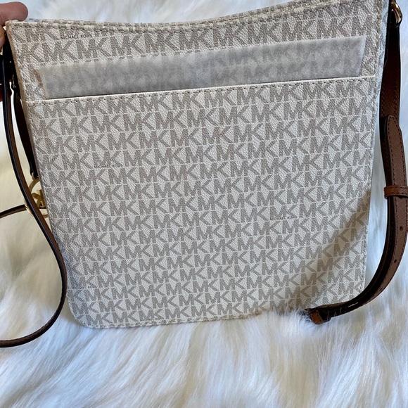 MICHAEL KORS LARGE MESSENGER CROSSBODY - Picture 5 of 8